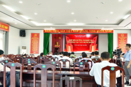 Đảng ủy phường Sa Đéc tổ chức lớp bồi dưỡng nghiệp vụ công tác xây dựng Đảng cho đội ngũ bí thư, phó bí thư chi bộ khu phố sau sắp xếp, sáp nhập.