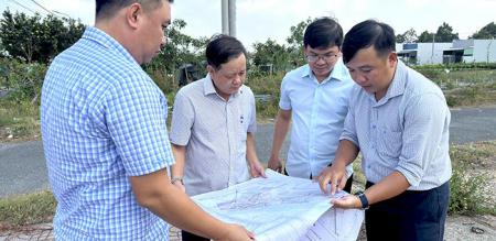 Lãnh đạo Đảng uỷ, UBND Phường Sa Đéc khảo sát nâng cấp các tuyến đường xuống cấp