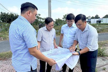 Lãnh đạo Đảng uỷ, UBND Phường Sa Đéc khảo sát nâng cấp các tuyến đường xuống cấp