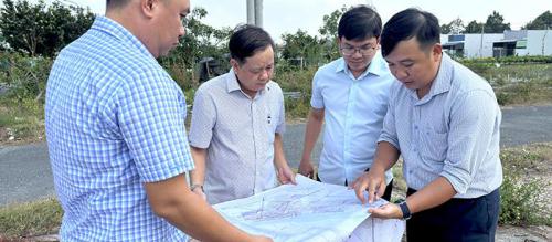 Lãnh đạo Đảng uỷ, UBND Phường Sa Đéc khảo sát nâng cấp các tuyến đường xuống cấp