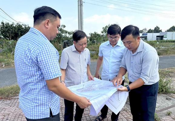 Lãnh đạo Đảng uỷ, UBND Phường Sa Đéc khảo sát nâng cấp các tuyến đường xuống cấp